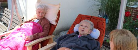 Po dlhom čase na slnku vďaka polohovacím kreslám na kolieskách - IMG_7728