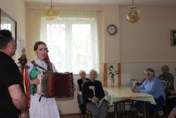 Nedeľu nám svojou hrou na heligónku a krásnym hlasom spríjemnila populárna heligonkárka a speváčka vlasta mudríková - Img 2692
