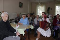 Nedeľu nám svojou hrou na heligónku a krásnym hlasom spríjemnila populárna heligonkárka a speváčka vlasta mudríková - Img 2697