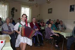 Nedeľu nám svojou hrou na heligónku a krásnym hlasom spríjemnila populárna heligonkárka a speváčka vlasta mudríková - Img 2698