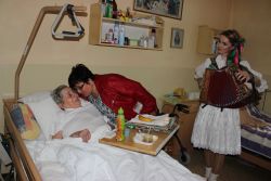 Nedeľu nám svojou hrou na heligónku a krásnym hlasom spríjemnila populárna heligonkárka a speváčka vlasta mudríková - Img 2701