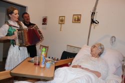 Nedeľu nám svojou hrou na heligónku a krásnym hlasom spríjemnila populárna heligonkárka a speváčka vlasta mudríková - Img 2702