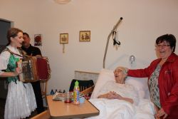 Nedeľu nám svojou hrou na heligónku a krásnym hlasom spríjemnila populárna heligonkárka a speváčka vlasta mudríková - Img 2703