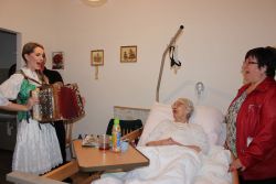 Nedeľu nám svojou hrou na heligónku a krásnym hlasom spríjemnila populárna heligonkárka a speváčka vlasta mudríková - Img 2704