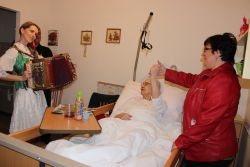 Nedeľu nám svojou hrou na heligónku a krásnym hlasom spríjemnila populárna heligonkárka a speváčka vlasta mudríková - Img 2705